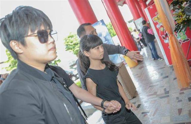 缅甸男子紧握遇难母亲的手含泪告别——人间至情的瞬间