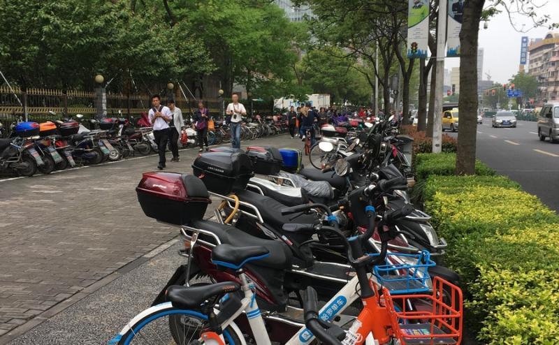 上海最窄人行道仅10厘米宽，城市微观下的挑战与应对