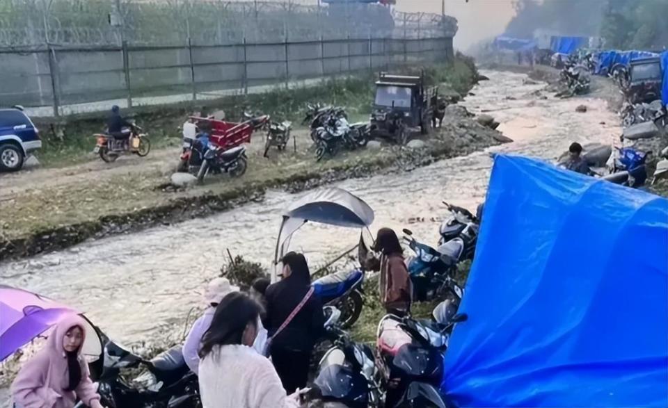 缅甸强震后民众夜不能寐，公园成避难所