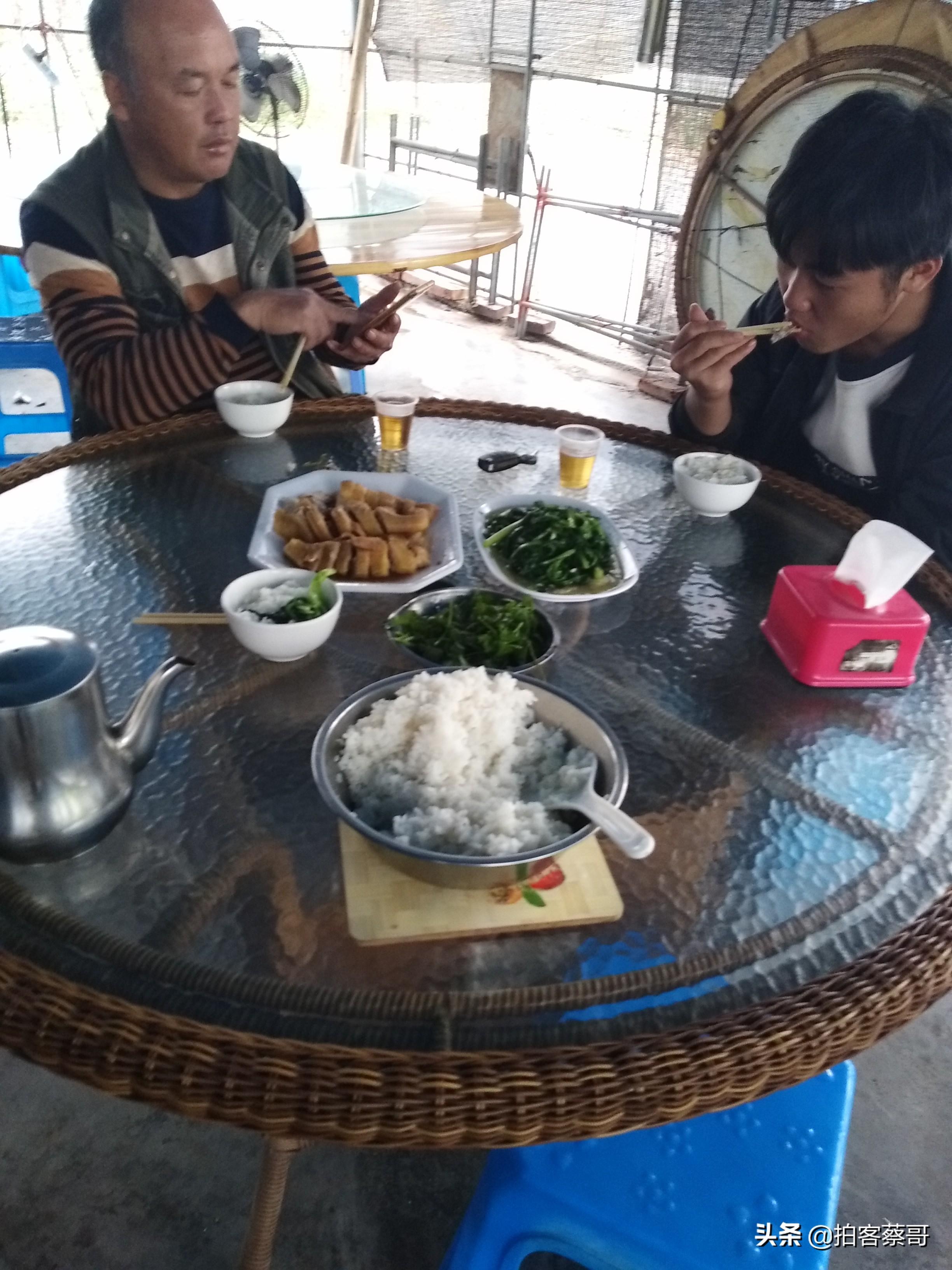 饭店意外摔倒，手机遭遇不幸