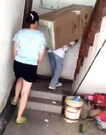 众志成城，送货师傅背百斤冰箱与楼上居民的暖心互助