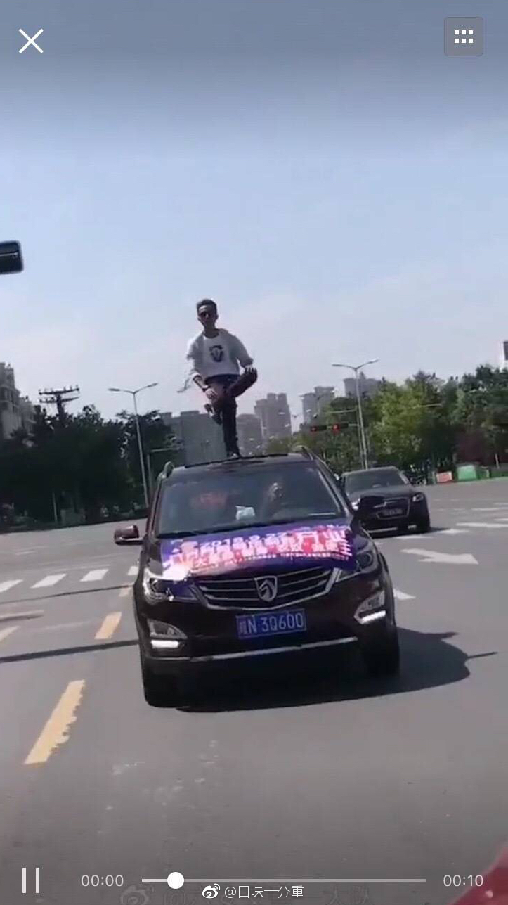 拍照将人车顶踩变形，背后的故事与反思
