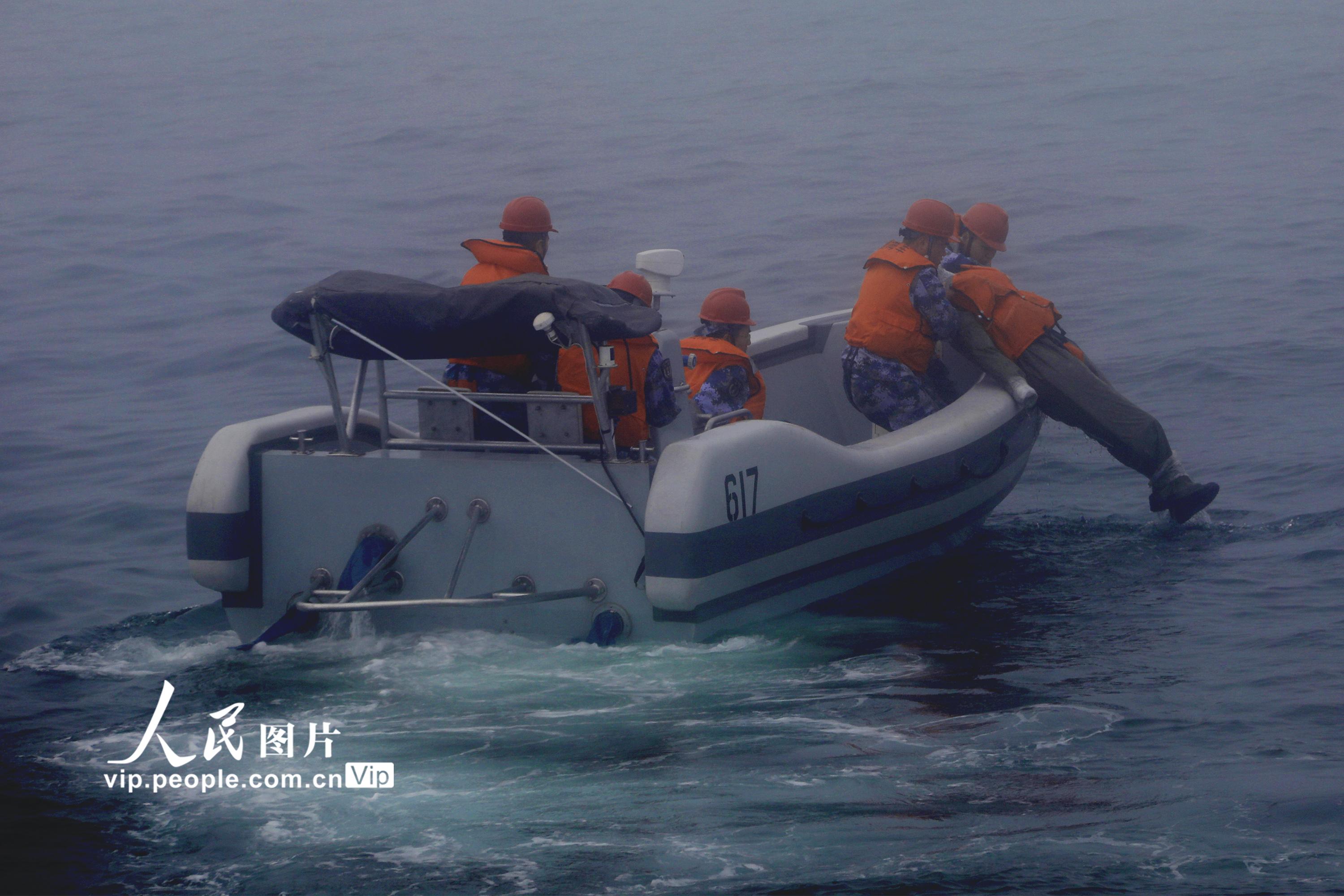 东部战区海军实兵实弹演练，展示海上铁拳的实战力量