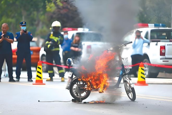 女子家玩具车电池爆炸引发火灾，警惕日常安全隐患