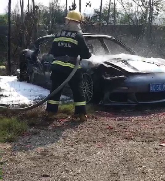 祭祖烧邻居保时捷，一场意外引发的深思