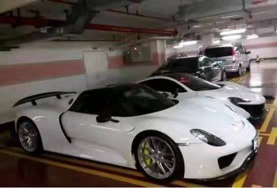 早餐车刮花豪车，车主创意索赔，15个鸡蛋饼