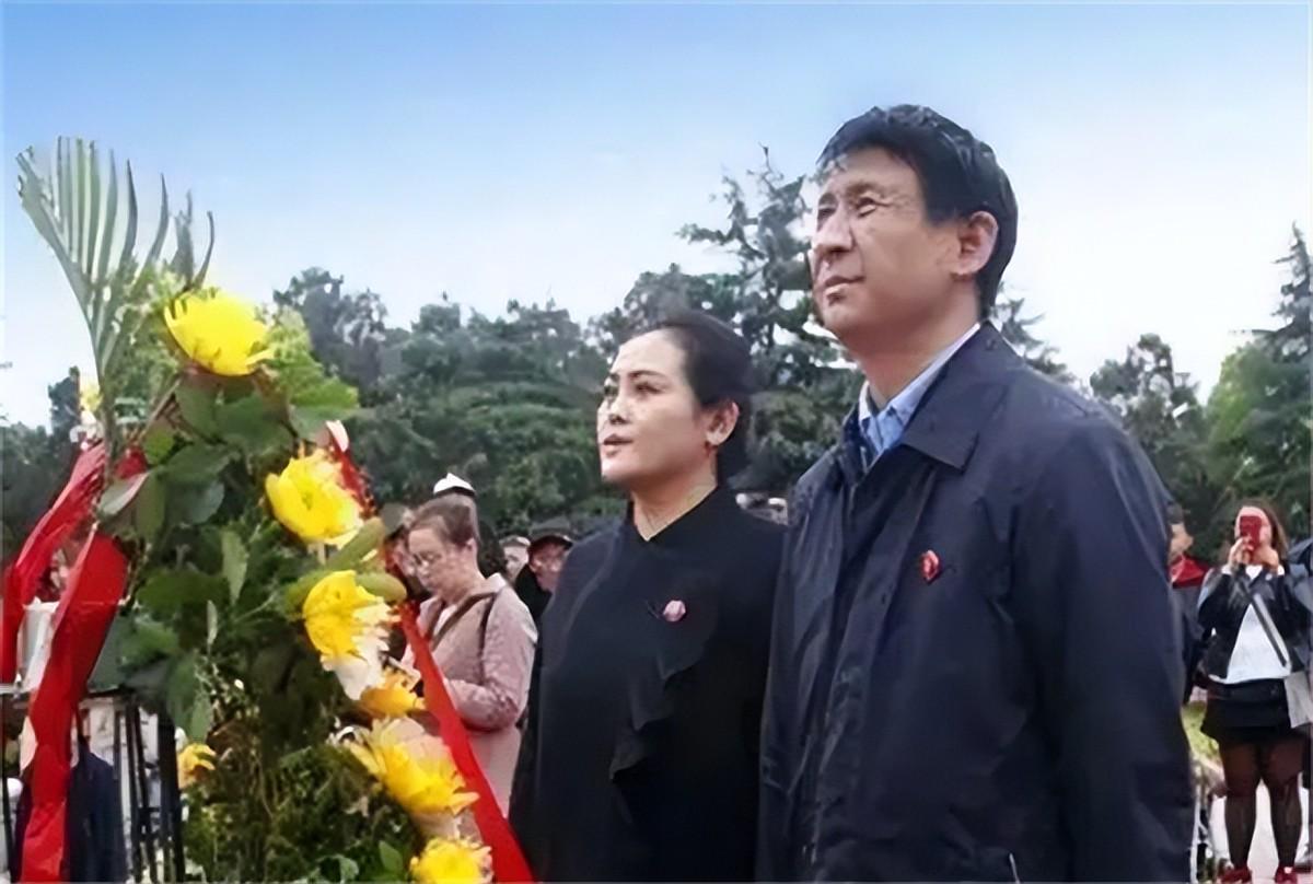 毛主席外孙王效芝携家人回韶山祭扫，红色传统的传承与缅怀