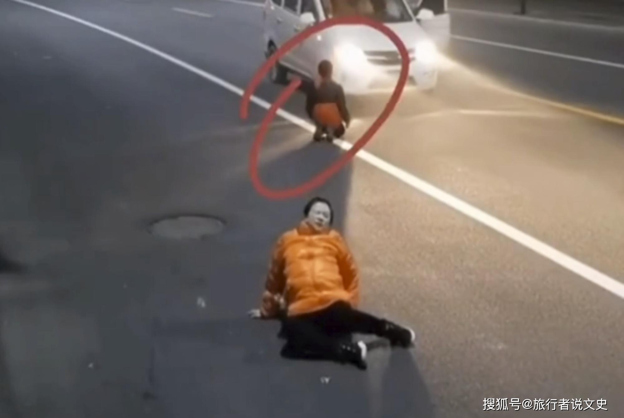 母亲遇车祸身亡，儿子的悲痛举动引发警方深思