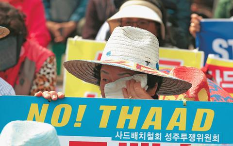 尹锡悦被罢免背后的故事，韩国大妈仰天痛哭的真相