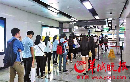 深圳地铁踩踏事故致12人受伤，深度分析与反思