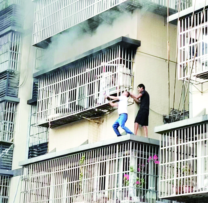 民房火灾悲剧，父亲跳窗逃生，15岁男孩不幸身亡