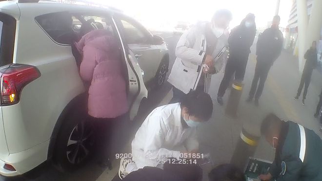男孩飞机上高温惊厥，紧急救援显真情