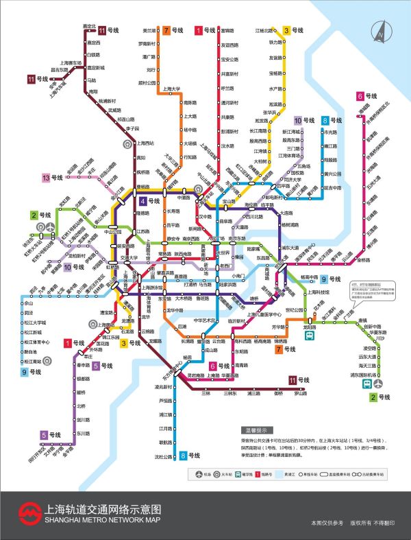 上海地铁线路男子，城市脉络中的行者风采