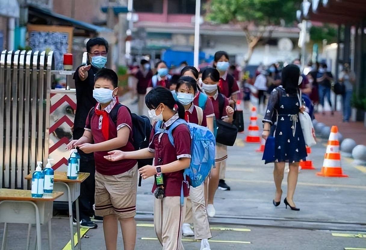 关于不到时间不让小学生进校的校方回应