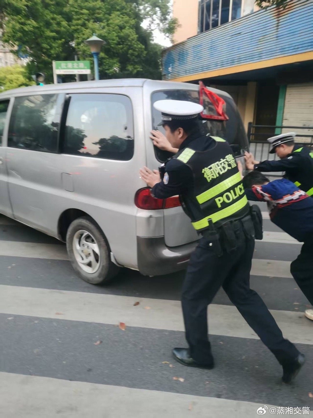 暖心！驾车出行途中抛锚，交警伸手救援获赞