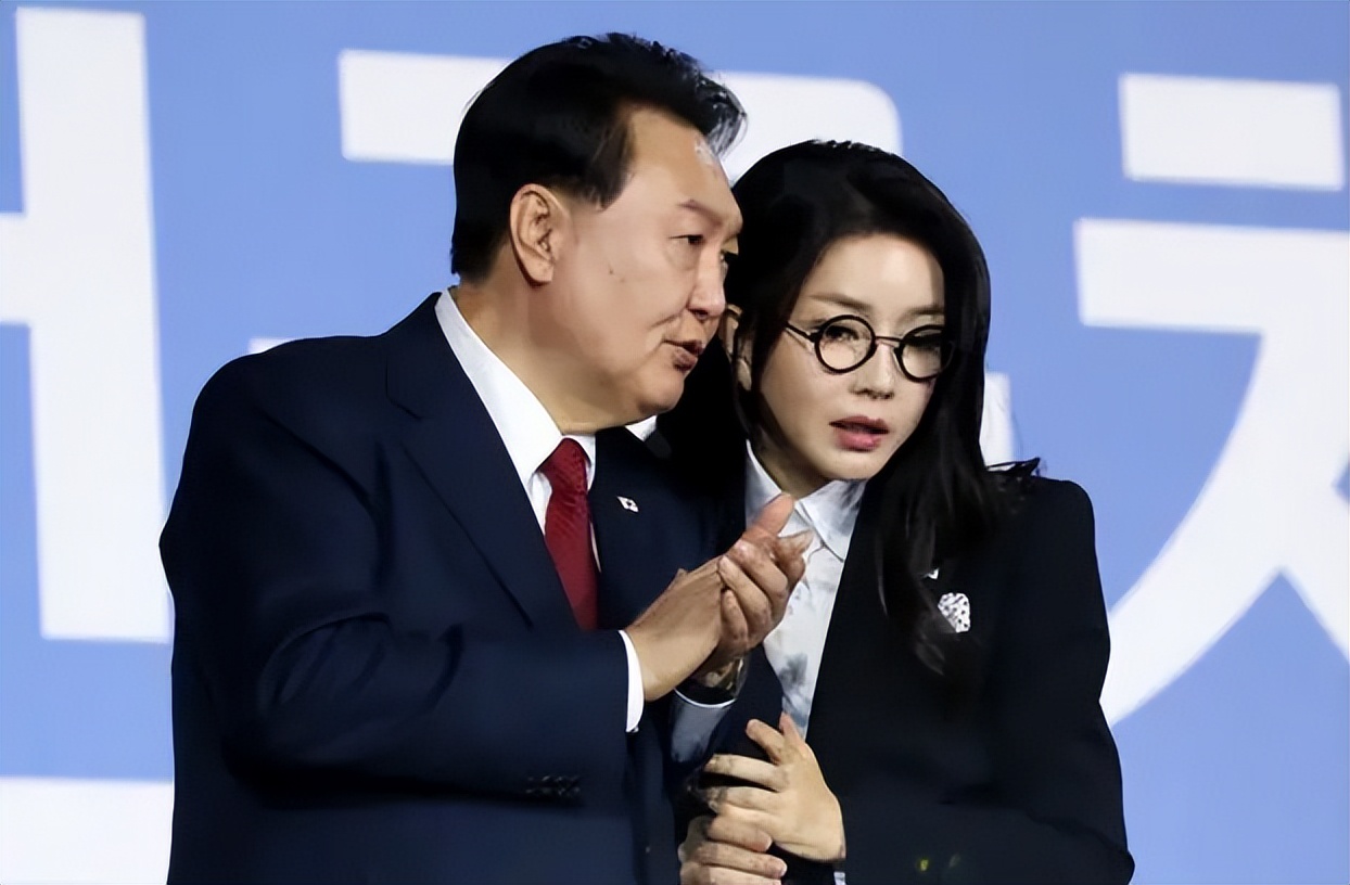 尹锡悦夫妇搬家背后的故事，十年警卫成最后的特权