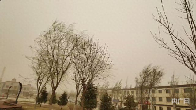 内蒙古遭遇罕见10级大风叠加沙尘暴，天空一片昏黄