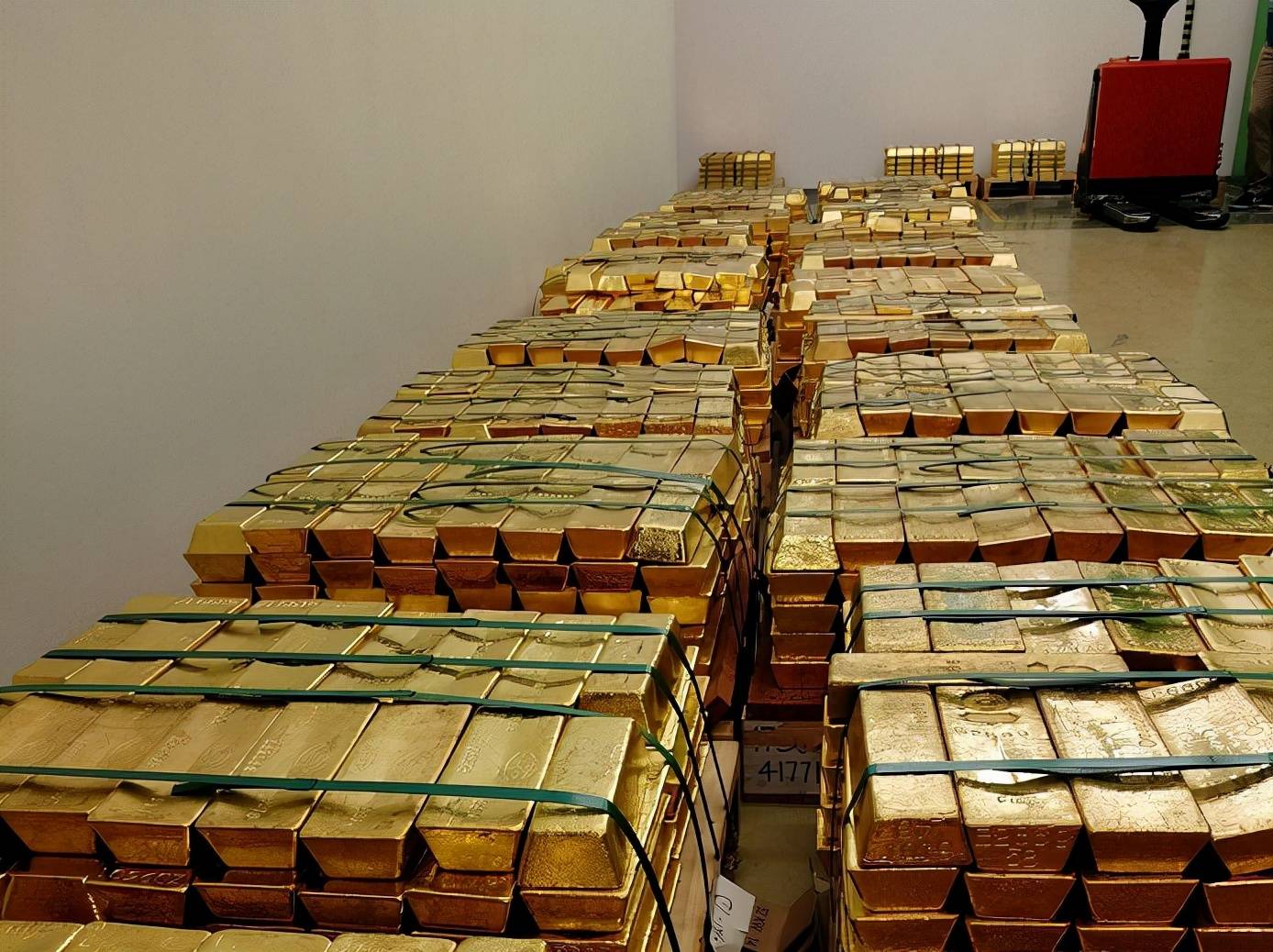 美联储正式服软，全球黄金运输大潮涌动，十五国宣布运黄金行动