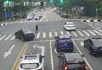 小孩过马路的危险视频，安全教育的警钟长鸣