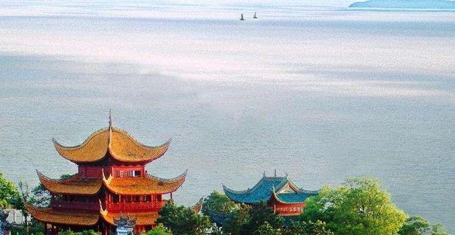 滕王阁景区，没有游客背岳阳楼记的时代新风尚