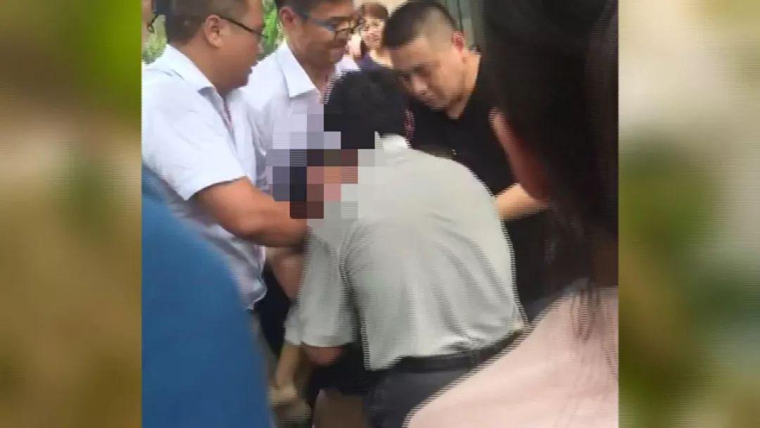 官方称男孩坠楼时系一个人在家，事件深度解析
