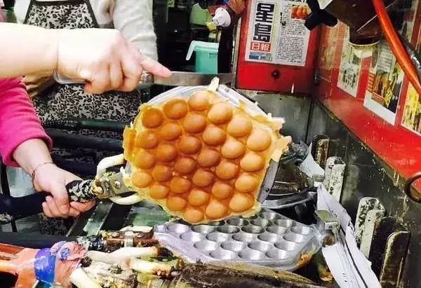天津街头惊现洞洞鞋鸡蛋仔，时尚与美食的完美结合！