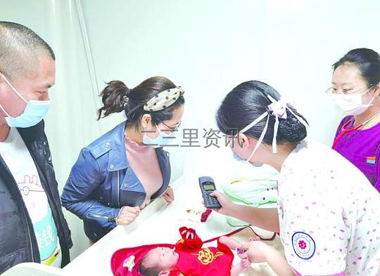 大姨抱二宝没抱大宝，妈妈拼命提醒背后的家庭故事