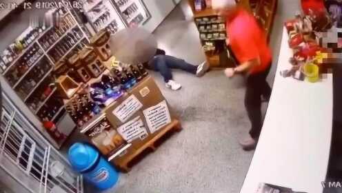 巴西商店店主遭遇劫匪，掏钱时意外夺枪反击