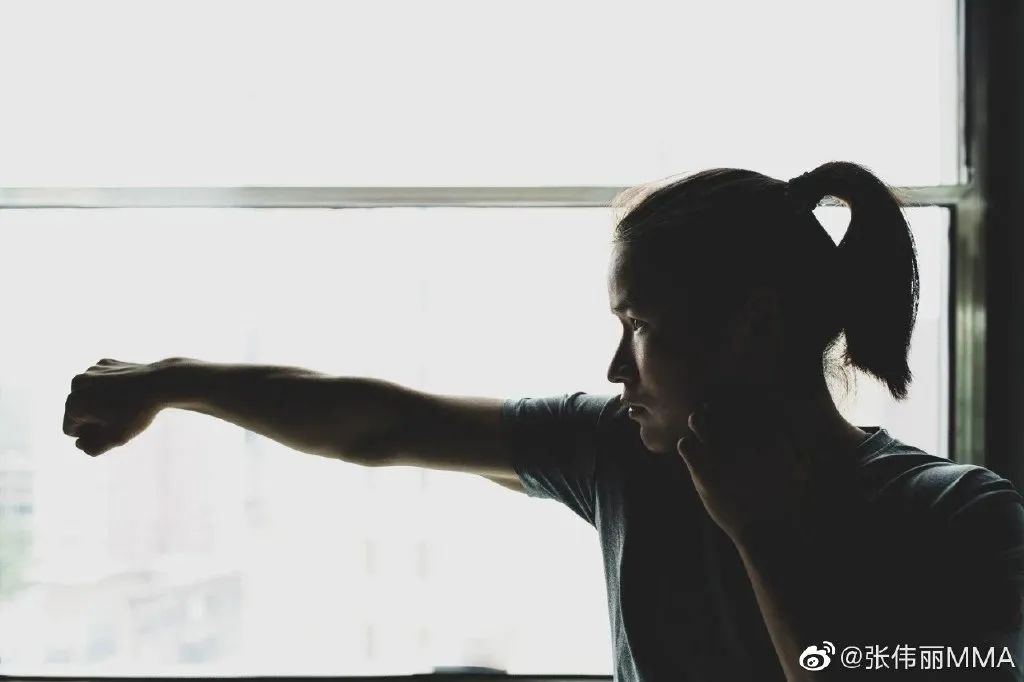 中国坚持握手非挥拳，和平发展的坚定信念