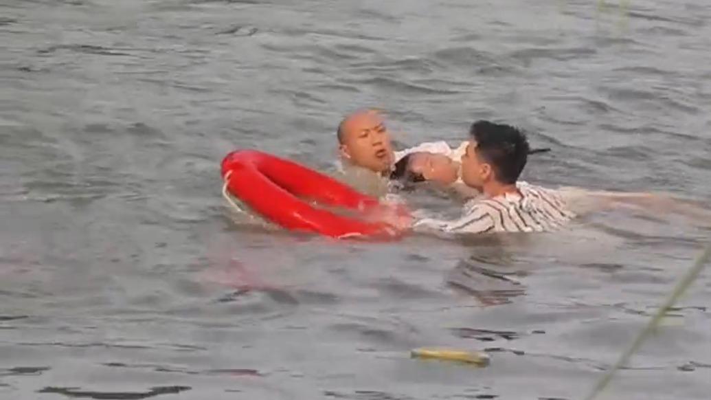 女孩落水，两个小孩的教科书级救援