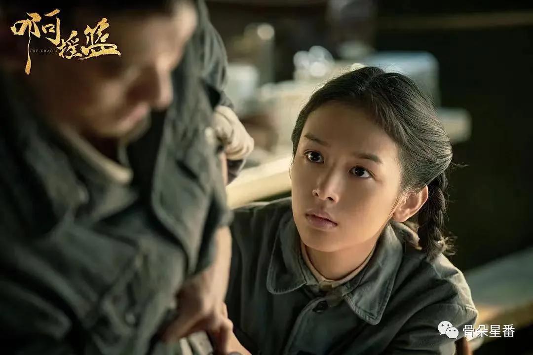 张婧仪手持塑料袋走红毯，北影节的别样风采