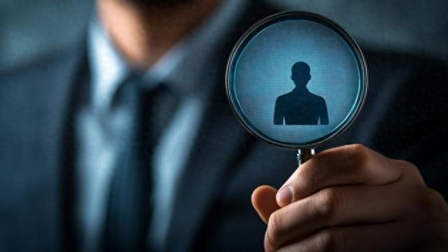 公职人员因个人恩怨举报同事是间谍，背后的真相与反思