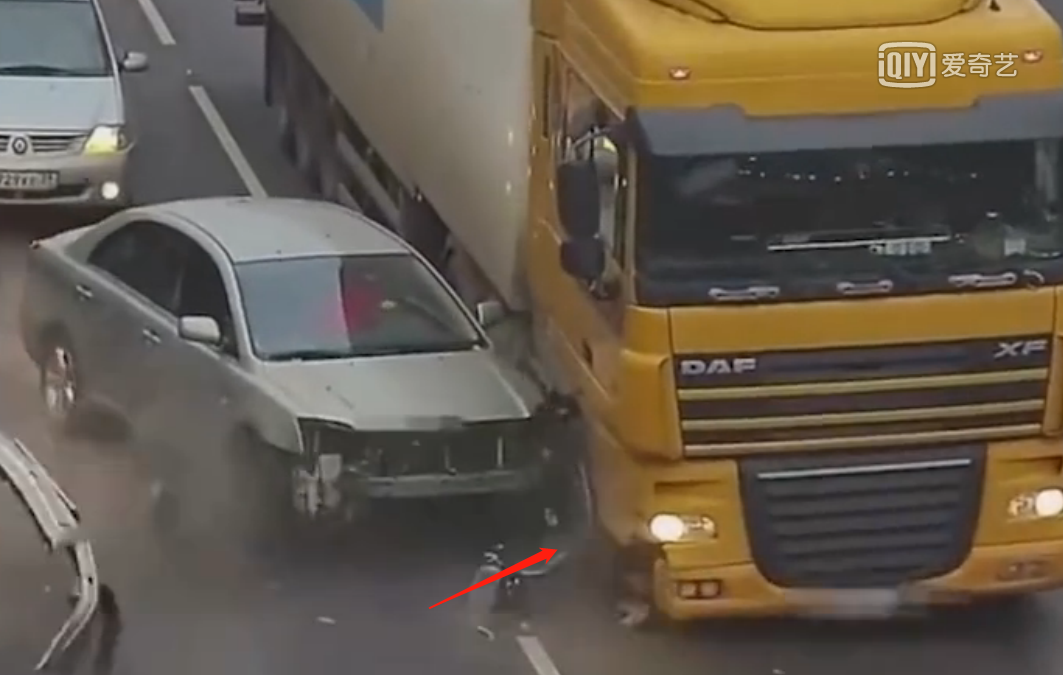 大货车变道撞小车，事故背后的警示与反思
