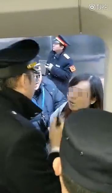 女子高铁拦门事件深度解析