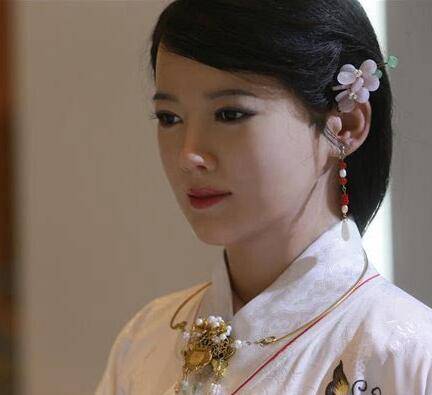 唯一美女机器人刚跑就罢工了