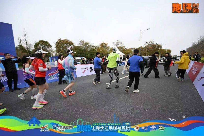 爷孙机器人组团参加马拉松，科技与传统亲情携手共创辉煌