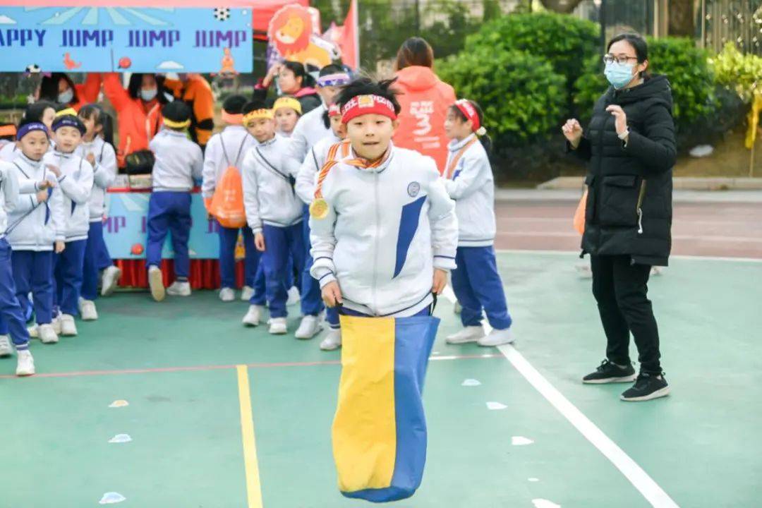 男生用公主抱迎接跑完800米的女友，一场浪漫与力量的完美交融
