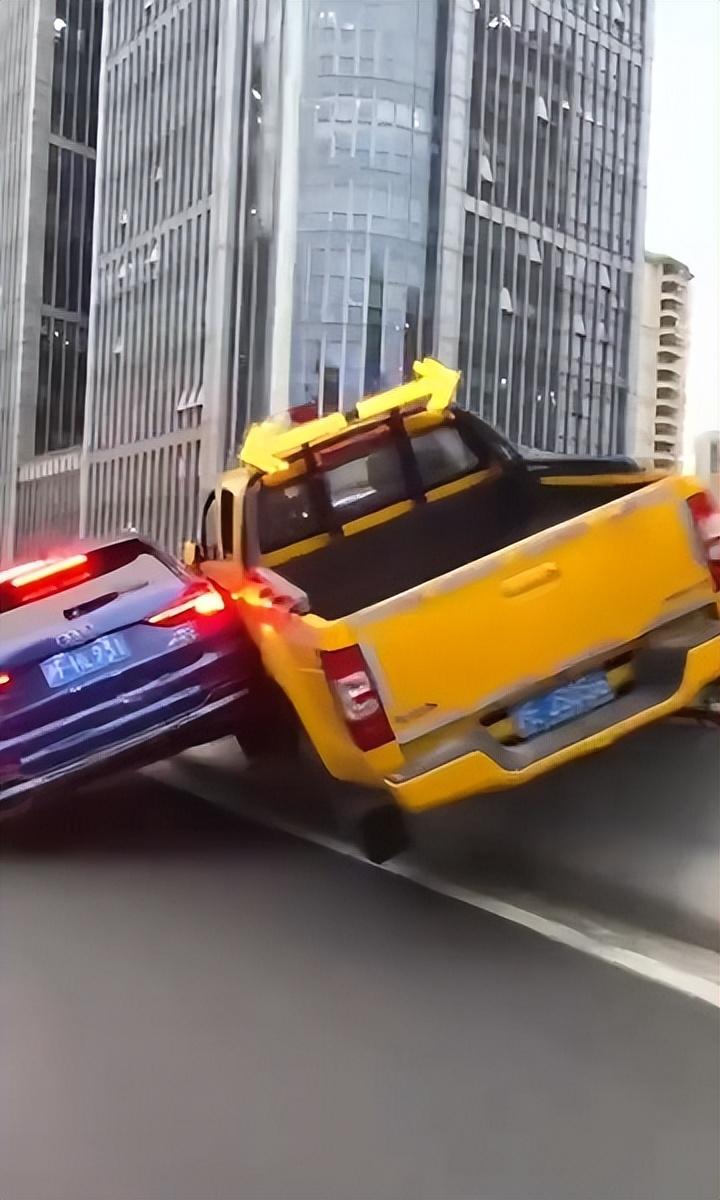 上海内环高架两车相撞，现场一片狼藉