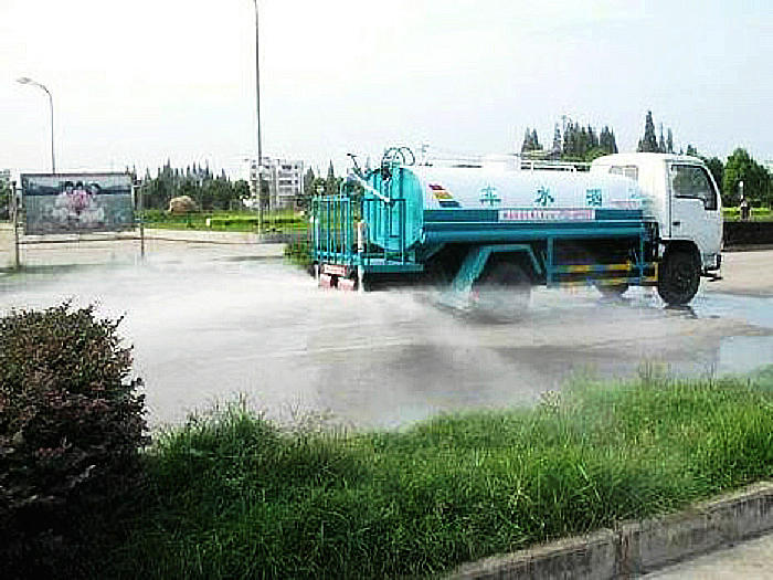 洒水车每分钟，城市美容的秘密武器