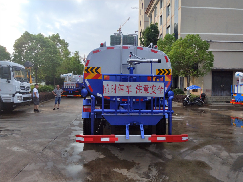 揭秘洒水车，一次能洒多远？