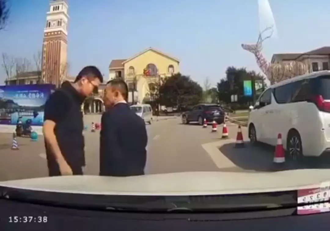 男子对乱停车大哥的一巴掌，秩序与情绪的交织