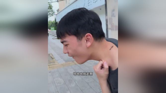 男子咬了美女的脖子，背后的故事引人深思
