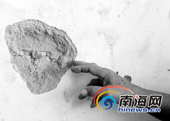 家中藏数百块石头引发纷争，邻居墙体开裂成焦点事件