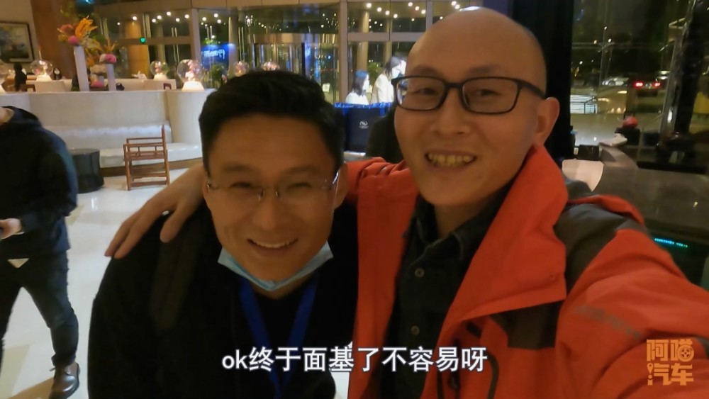 卤鹅哥回应在上海车展投喂周鸿祎，跨界互动背后的故事