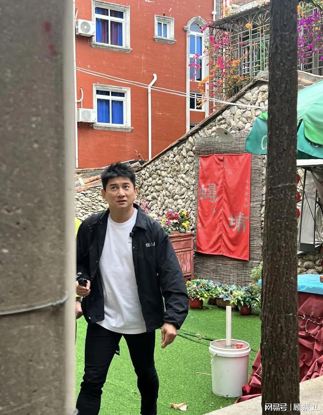 吴奇隆现身泉州体验簪花文化，传统与现代的完美融合