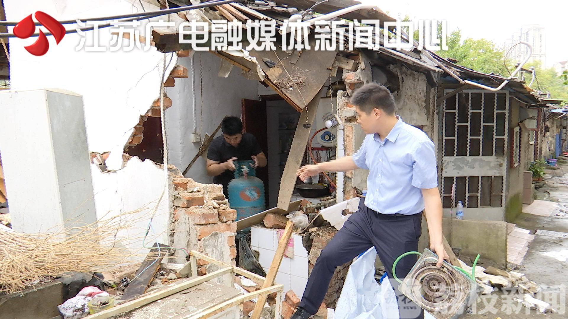 南京一车辆爆燃引发连锁反应，附近车辆遭波及