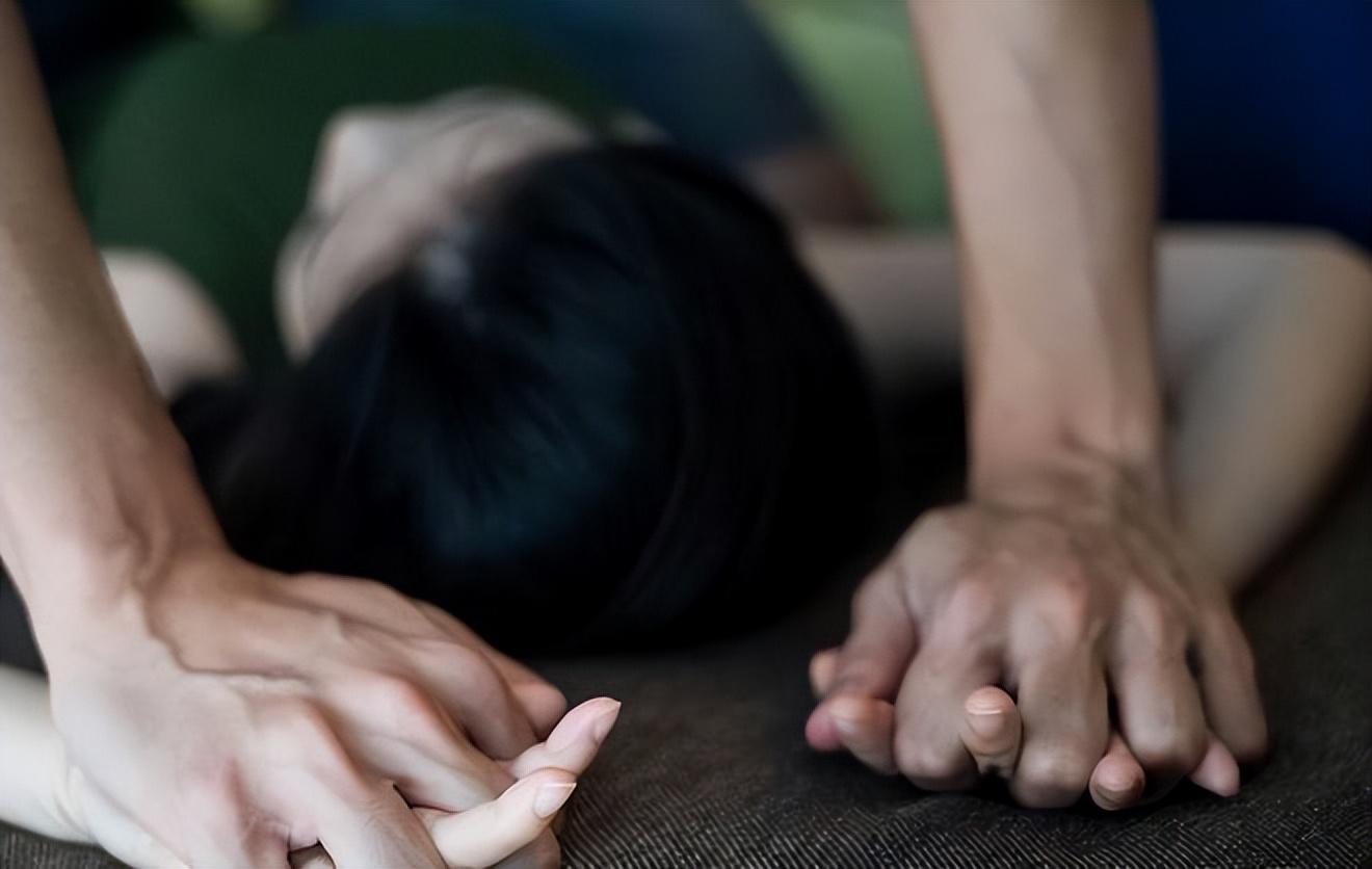 揭秘黑暗角落，老板将醉酒女职员骗至公司强奸的恶劣事件