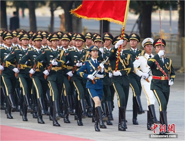 越南女孩见解放军仪仗队狂喊好帅，跨越国界的崇敬与敬仰