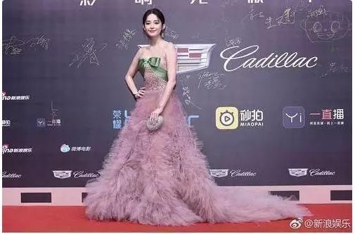 关晓彤戴假发走红毯，造型再惹争议