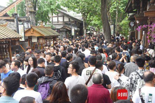 五一景点人流，拥挤中的美好时光